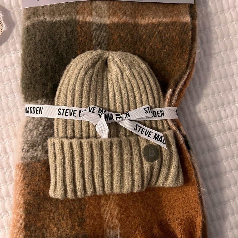 NEW Steve Madden hat & Scarf set - Picture 2 of 5